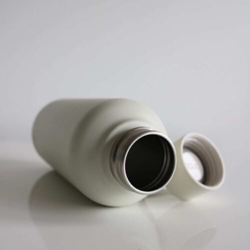 White stainless steel reusable water bottle with leak-proof lid – premium eco-friendly design for daily hydration